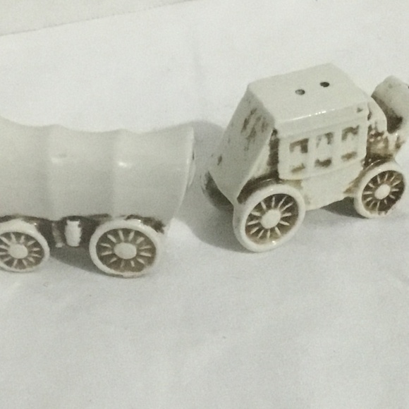 Cute little vintage western chuck wagon and carriage salt and pepper shakers - Picture 5 of 5